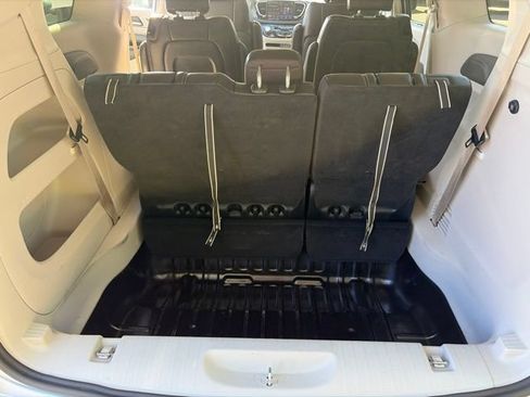 Used 2024 Chrysler Pacifica Touring-L FWD image 23