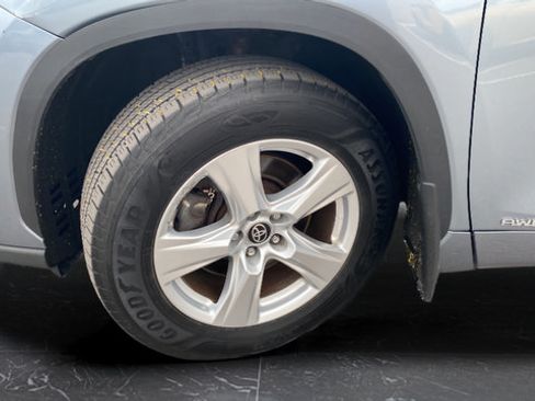 Used 2022 Toyota Highlander LE AWD/4WD image 35