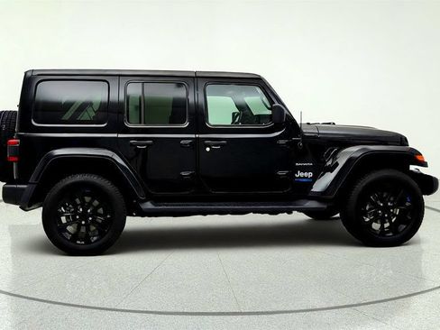 Used 2022 Jeep Wrangler Unlimited Sahara w/ Cold Weather Group AWD/4WD image 4