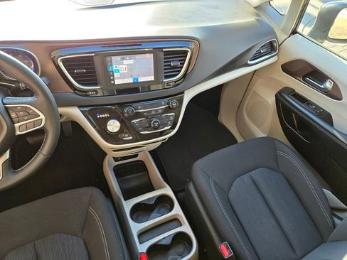 Used 2023 Chrysler Voyager LX image 16