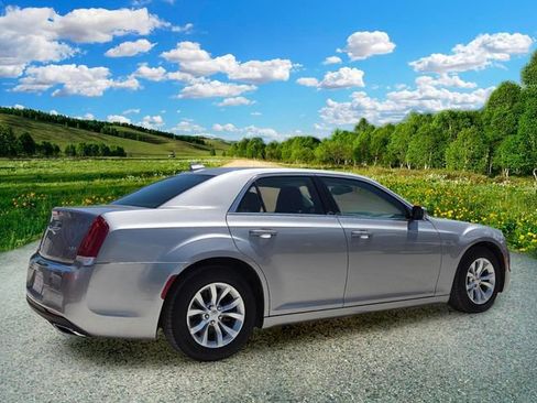 Used 2015 Chrysler 300 Limited RWD image 6