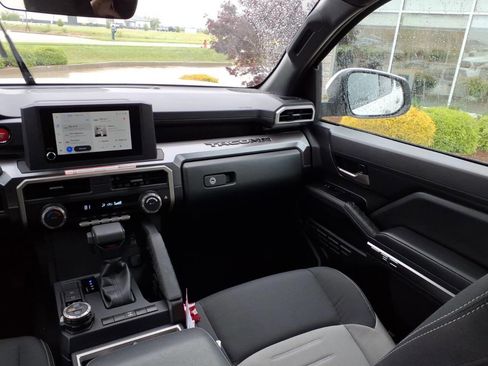 Used 2025 Toyota Tacoma TRD Off-Road AWD/4WD image 9
