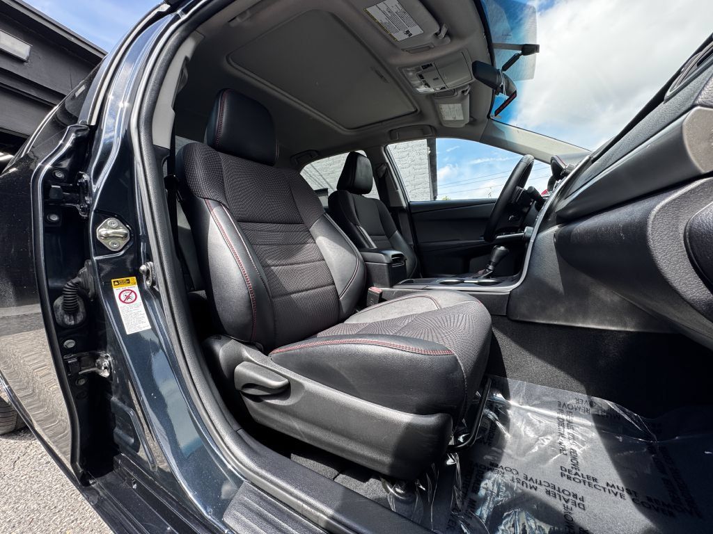 Used 2017 Toyota Camry SE w/ Moonroof Package FWD image 18