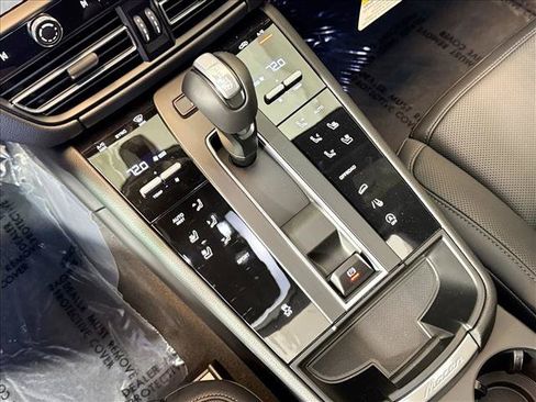 Certified 2026 Porsche Macan AWD/4WD image 18