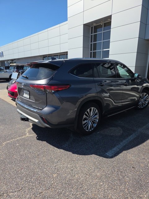 Used 2023 Toyota Highlander Platinum AWD/4WD image 3