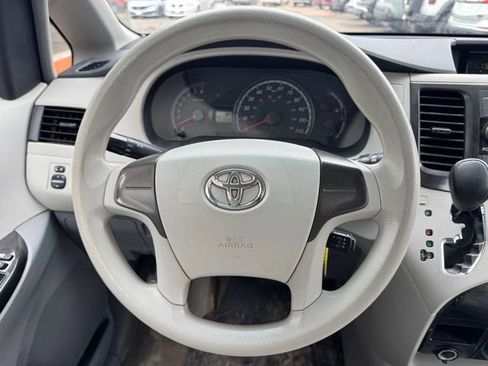 Used 2014 Toyota Sienna L image 19