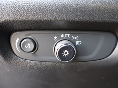 Used 2023 Chevrolet Traverse LT FWD image 18