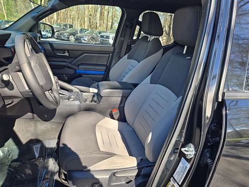 Used 2025 Toyota Tacoma TRD Off-Road image 3