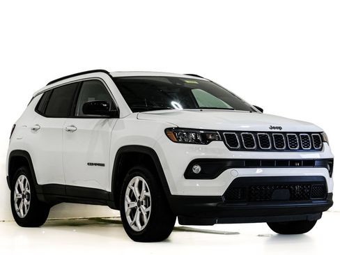 Used 2025 Jeep Compass Latitude w/ Sun & Sound Group AWD/4WD image 1