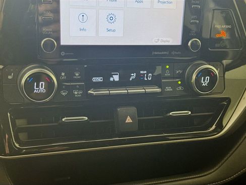 Used 2020 Toyota Highlander XLE FWD image 16