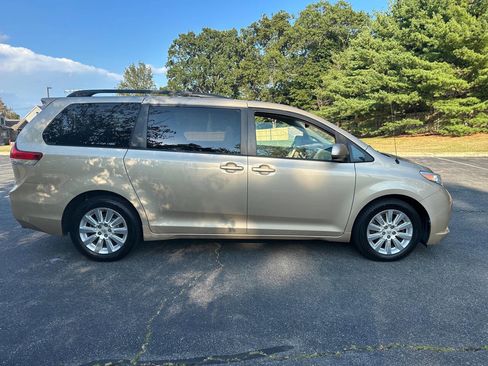 Used 2013 Toyota Sienna LE image 8