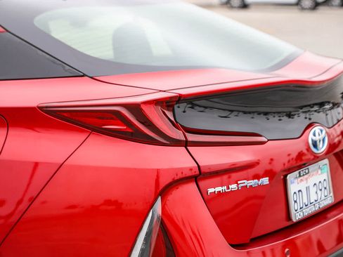 Certified 2017 Toyota Prius Prime Advanced w/ Carpet Mat Package FWD image 9