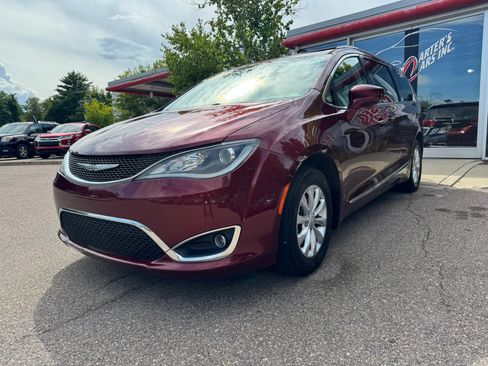 Used 2017 Chrysler Pacifica Touring-L FWD image 1