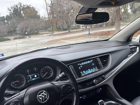 Used 2018 Buick Enclave Essence image 10