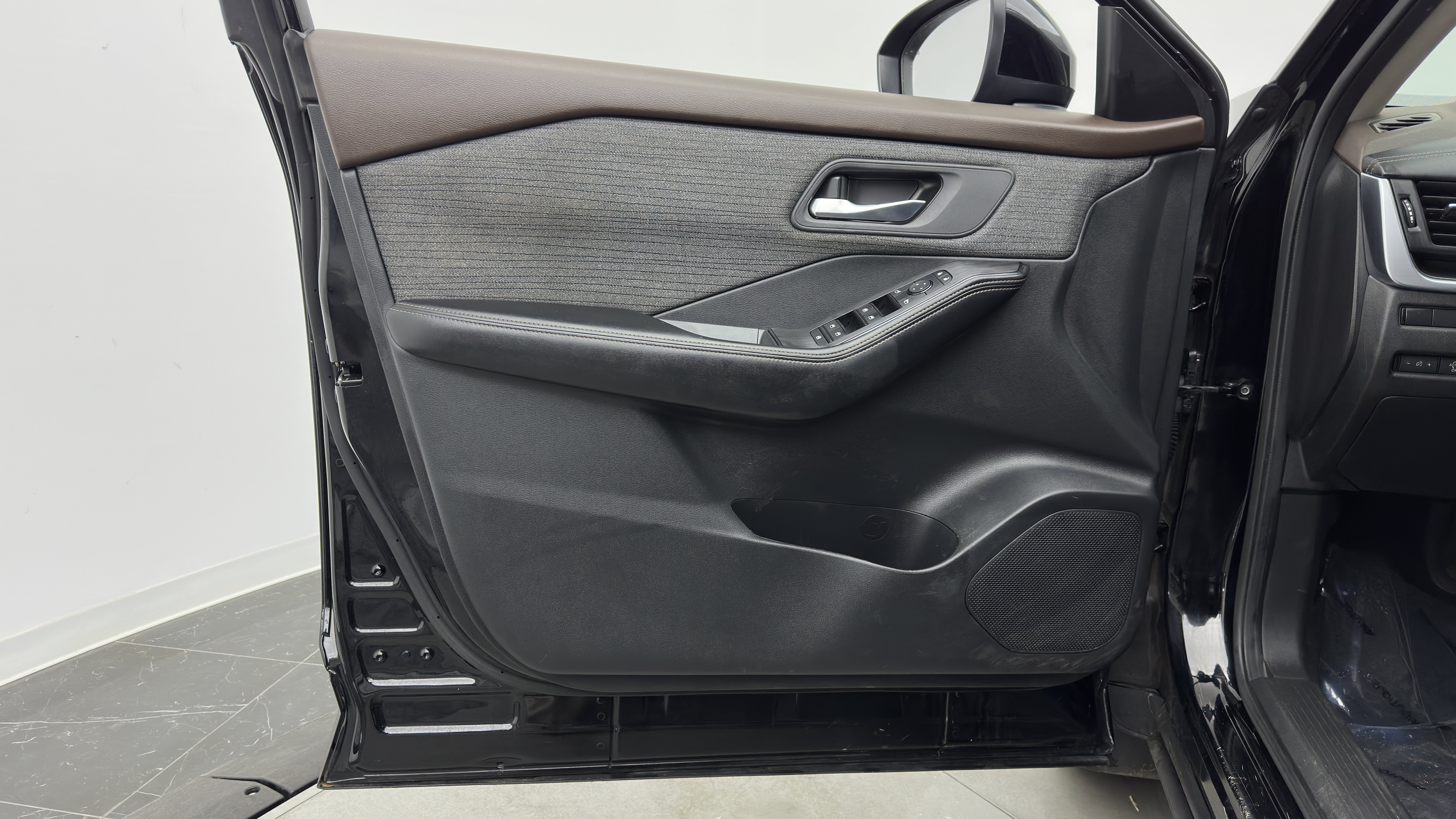 Used 2023 Nissan Rogue SV FWD image 12