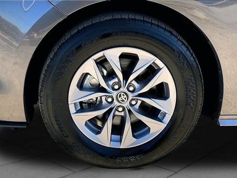 Used 2024 Toyota Sienna XLE FWD image 11
