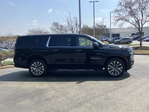 Used 2025 Chevrolet Suburban High Country w/ Sun And Tow Package image 11