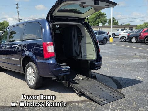 Used 2015 Chrysler Town & Country Touring w/ Driver Convenience Group FWD image 2