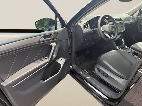 Used 2024 Volkswagen Tiguan SE AWD/4WD image 11