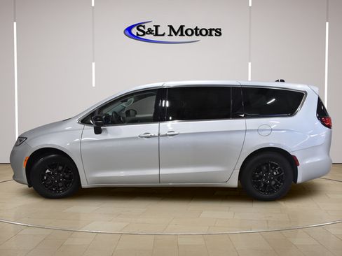 Certified 2024 Chrysler Pacifica Touring-L FWD image 4