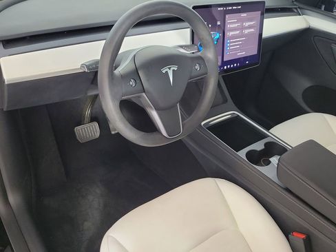 Used 2024 Tesla Model Y Long Range RWD image 11