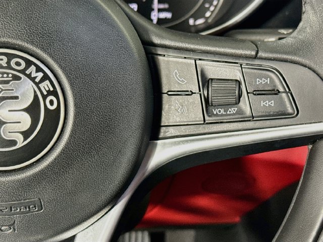Used 2018 Alfa Romeo Giulia RWD image 12