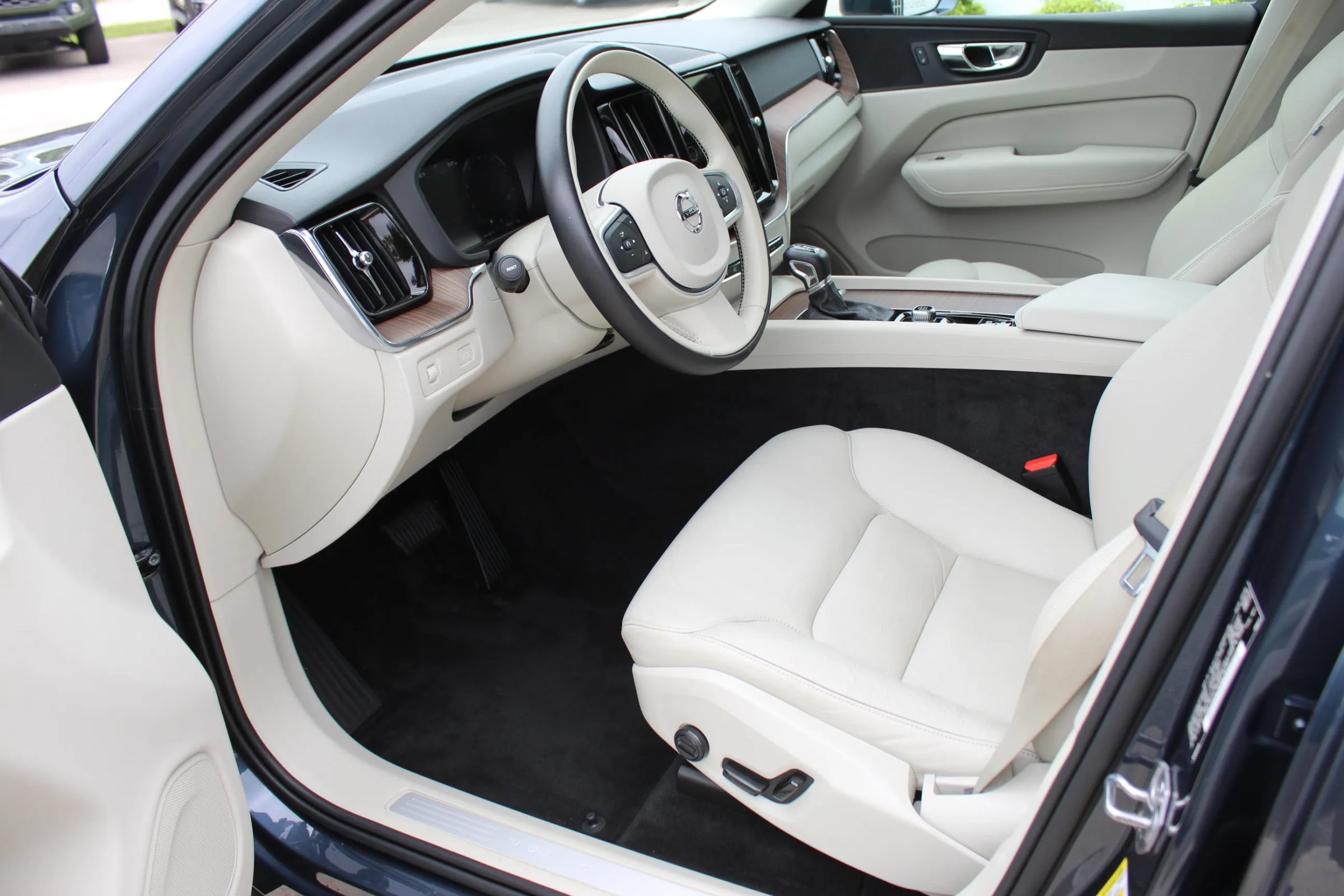 Used 2021 Volvo XC60 T5 Momentum w/ Premium Package FWD image 11