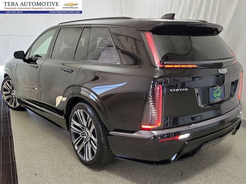 Certified 2026 Cadillac Vistiq Platinum w/ LPO, Floor Liner Package AWD/4WD image 7