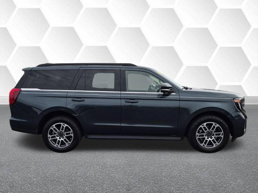 Used 2025 Ford Expedition Active AWD/4WD image 2