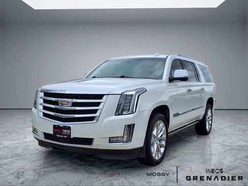 Used 2019 Cadillac Escalade ESV Premium Luxury image 4