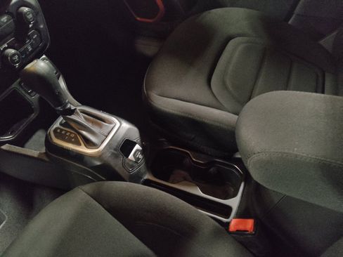 Used 2020 Jeep Renegade Latitude FWD image 26