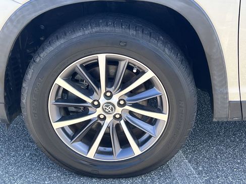 Used 2019 Toyota Highlander XLE image 41