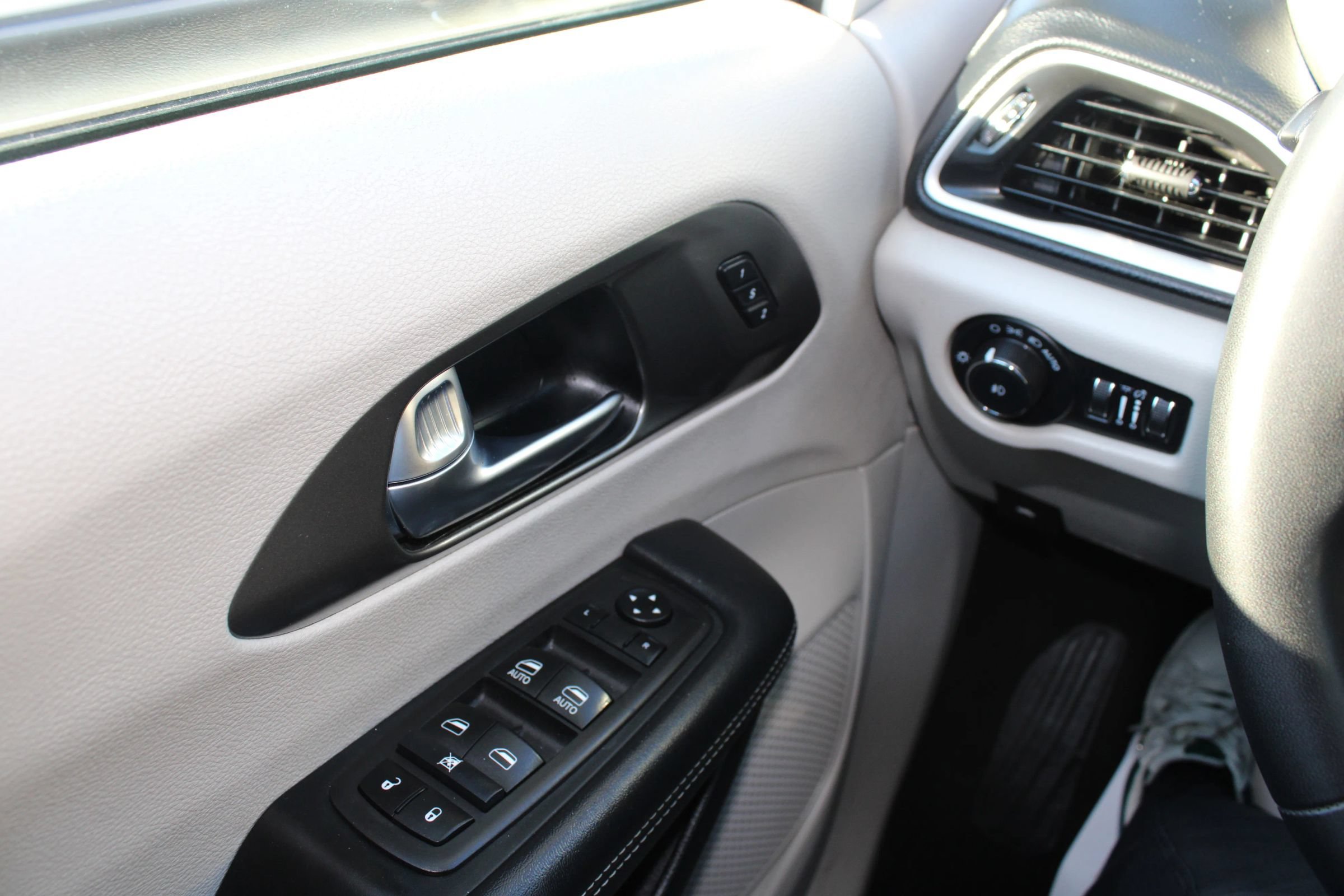 Used 2023 Chrysler Pacifica Touring-L FWD image 8
