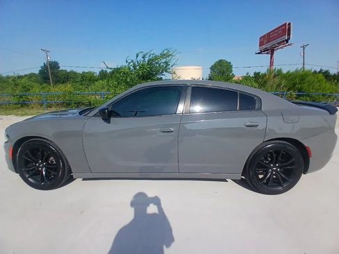 Used 2019 Dodge Charger SXT w/ Blacktop Package RWD image 8