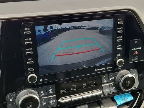 Used 2022 Toyota Highlander XLE FWD image 21