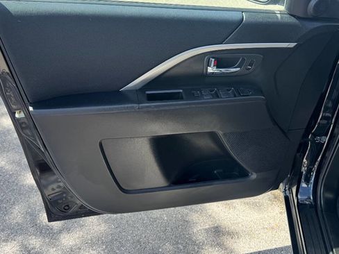 Used 2013 MAZDA MAZDA5 Sport image 19