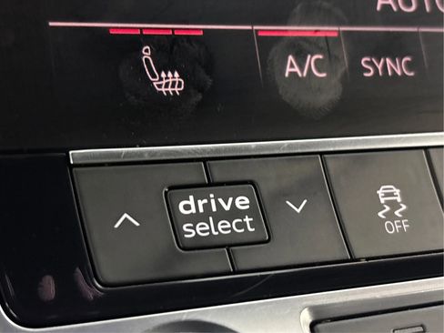 Used 2019 Audi Q8 Premium image 45