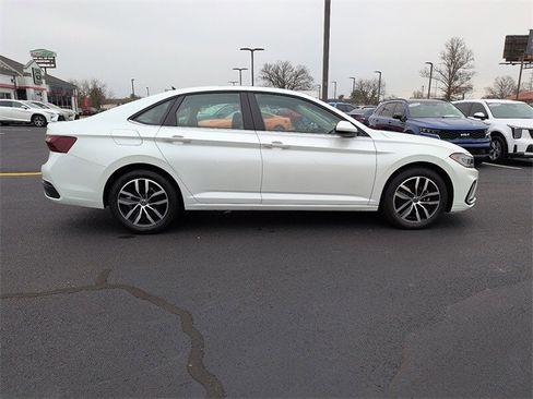 Used 2025 Volkswagen Jetta SE w/ Sunroof Package image 8