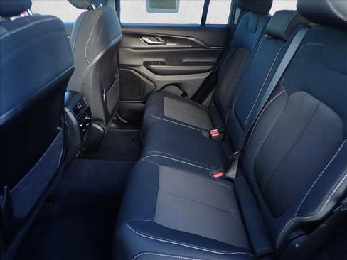 Used 2023 Jeep Grand Cherokee Laredo image 9