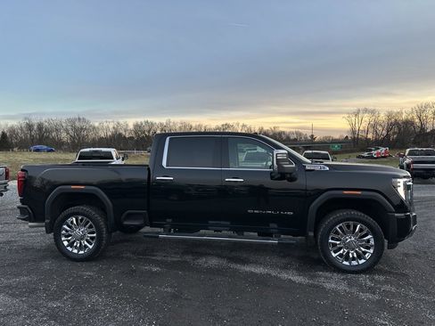 Used 2024 GMC Sierra 2500 Denali image 5