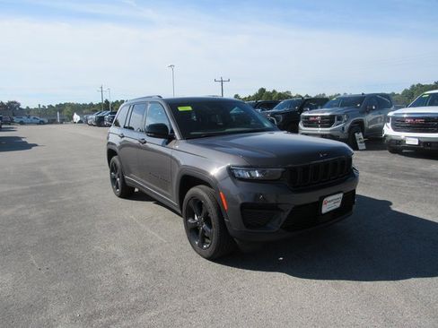 Used 2024 Jeep Grand Cherokee Altitude image 6
