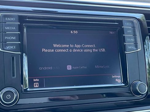 Used 2018 Volkswagen Beetle 2.0T SE FWD image 20