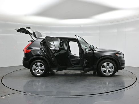 Used 2022 Volvo XC40 T5 Momentum image 4