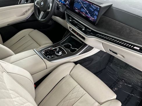 Used 2025 BMW X7 M60i image 16