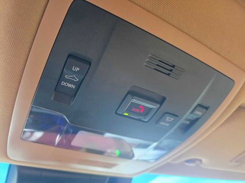 Used 2025 Lexus ES 300h w/ Premium Package image 33