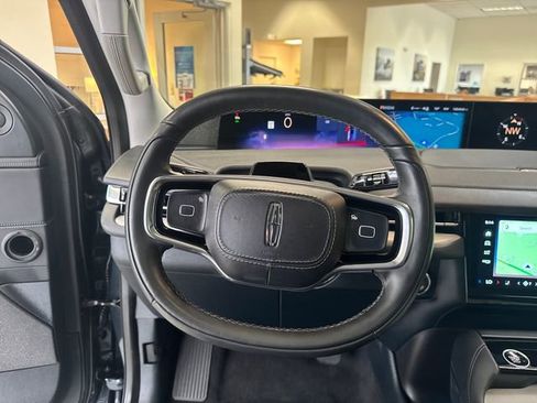 Used 2025 Lincoln Navigator Reserve AWD/4WD image 16