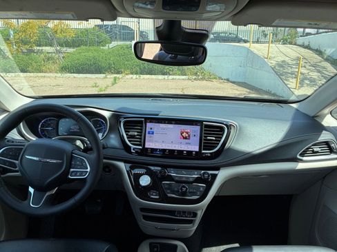 Used 2023 Chrysler Pacifica Touring-L image 36