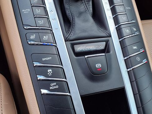 Used 2020 Porsche Macan image 31