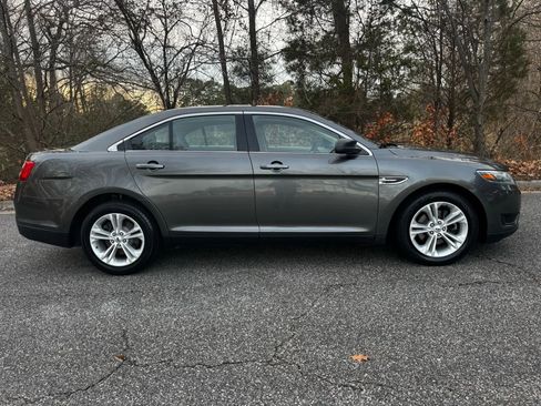 Used 2017 Ford Taurus SE image 2