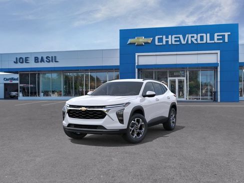 New 2026 Chevrolet Trax LT w/ LT Convenience Package FWD image 8